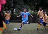 Garoto de 13 anos chama ateno na Taa das Favelas e  convidado para teste no Corinthians | taa...