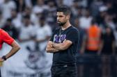 António Oliveira é duro ao comentar movimentações do Corinthians na janela de transferências