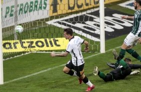 Gustavo balanou a rede pelo Corinthians diante do Coritiba
