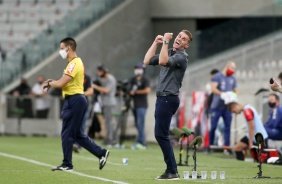 Treinador Mancini comemorando gol contra o Athletico-PR