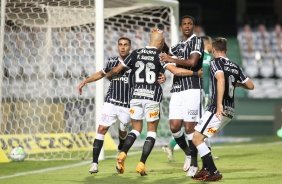 Jogadores comemoram gol de Fbio Santos, contra o Coritiba, no Couto Pereira