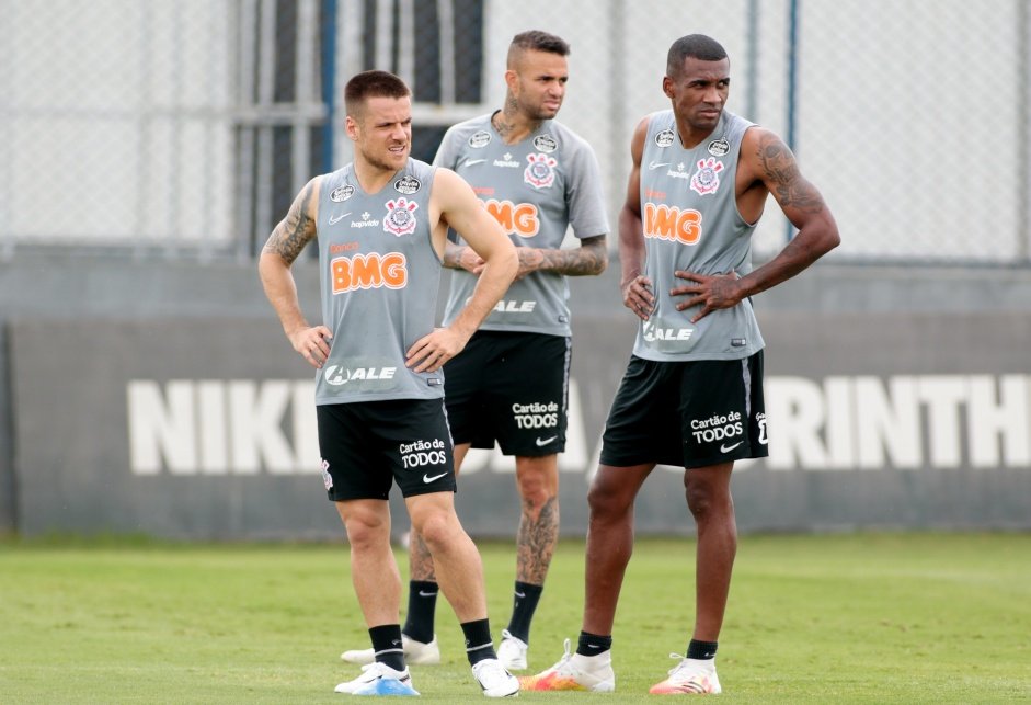 Ramiro, Luan e Marllon durante treino do Corinthians no CT Joaquim Grava