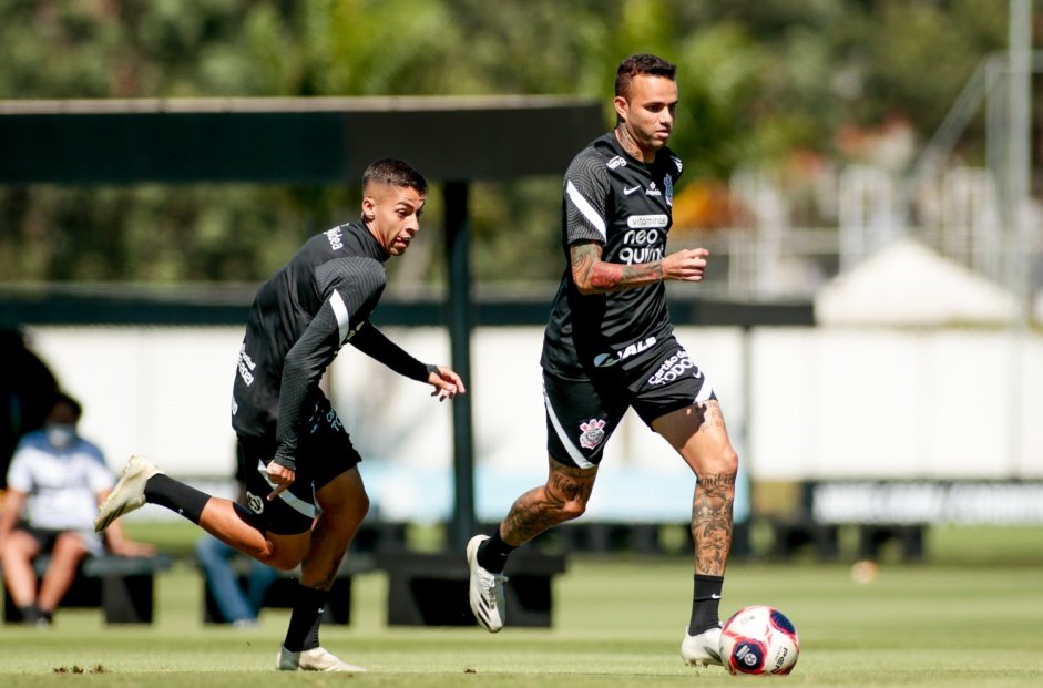 Gabriel Pereira e Luan durante treinamento do Corinthians no CT