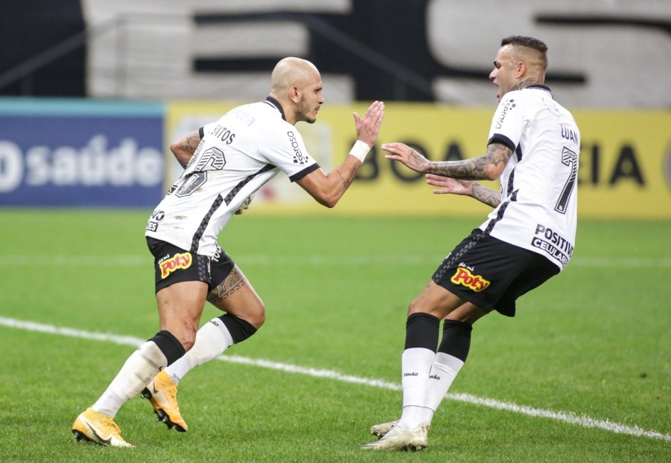 Fbio Santos e Luan comemorando o gol do lateral contra o So Bento, na Neo Qumica Arena