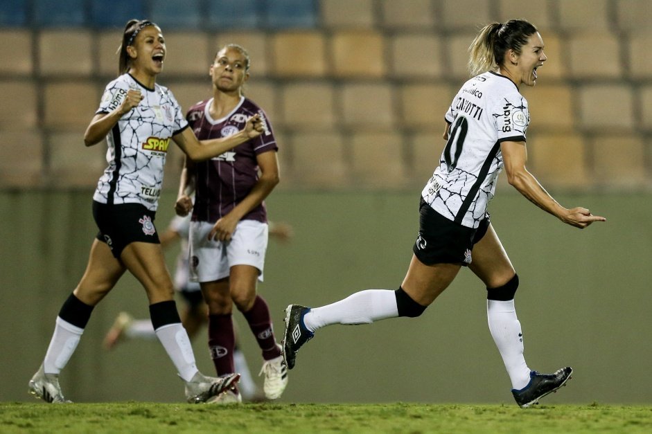 Erika eufrica com seu gol no jogo entre Corinthians e Ferroviria pelo Brasileiro Feminino
