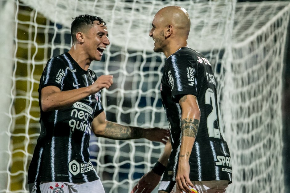 Fbio Santos e Mantuan aps o gol do Corinthians contra o Santo Andr