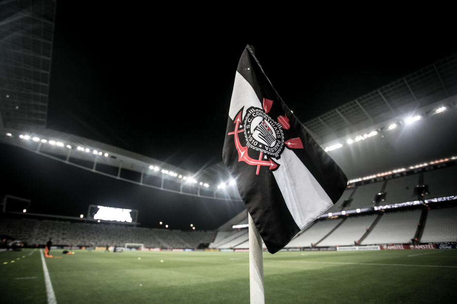 Bandeirinha de escanteio na Neo Química Arena para Corinthians x Deportivo Cali