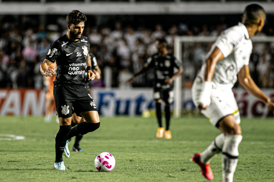 Yuri Alberto com a bola em seu domnio durante clssico contra o Santos