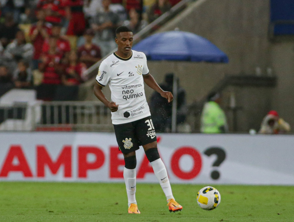 Robert Renan dominando a bola no triunfo sobre o Flamengo