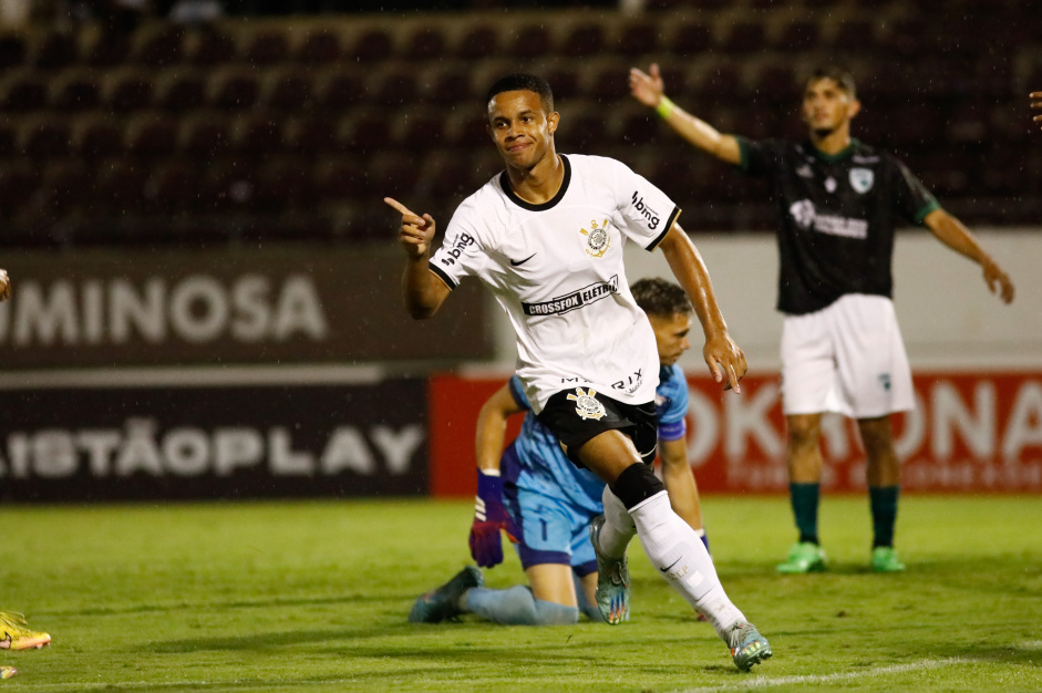 Pedro comemorando o segundo gol do Corinthians na estreia da Copinha 2023