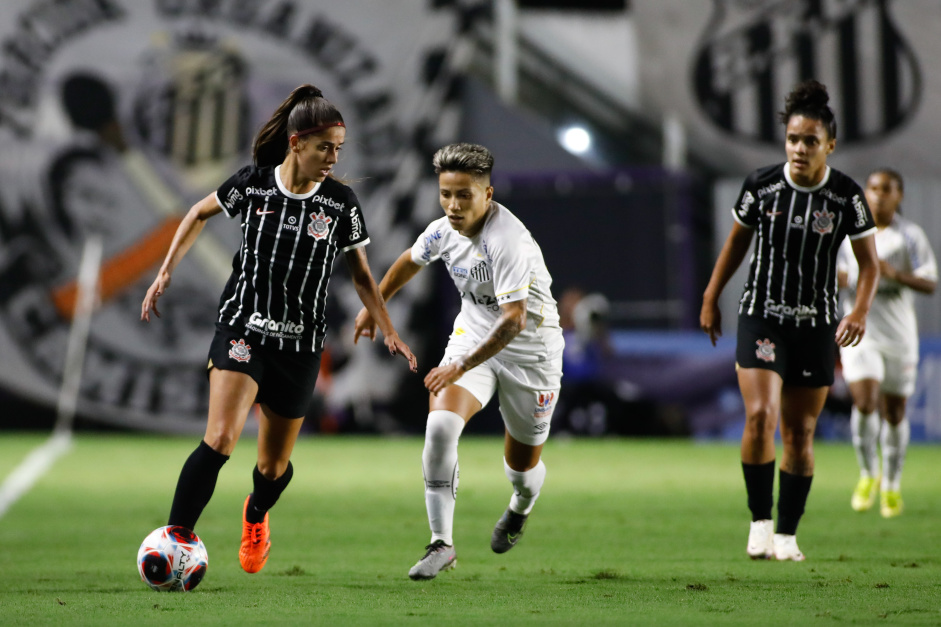 Jhennifer conduz a bola em jogo do Corinthians contra o Santos, pelo Paulisto Feminino