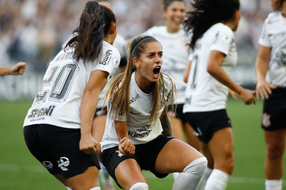 Mariza comemorando com Jheniffer o primeiro gol do Corinthians na final do Brasileiro