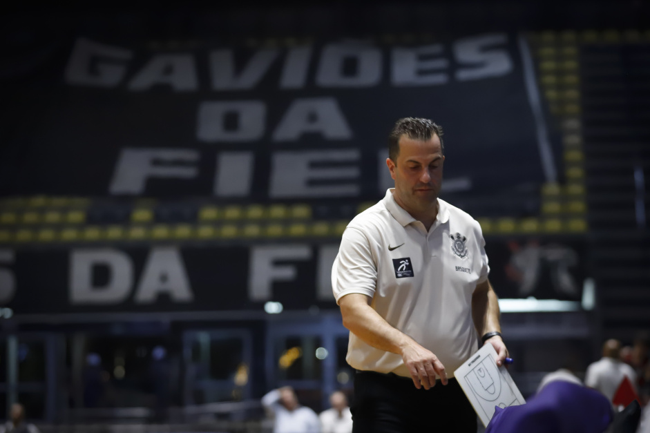Silvio Santander ficar fora dos dois prximos jogos do Corinthians por conta de uma infeco