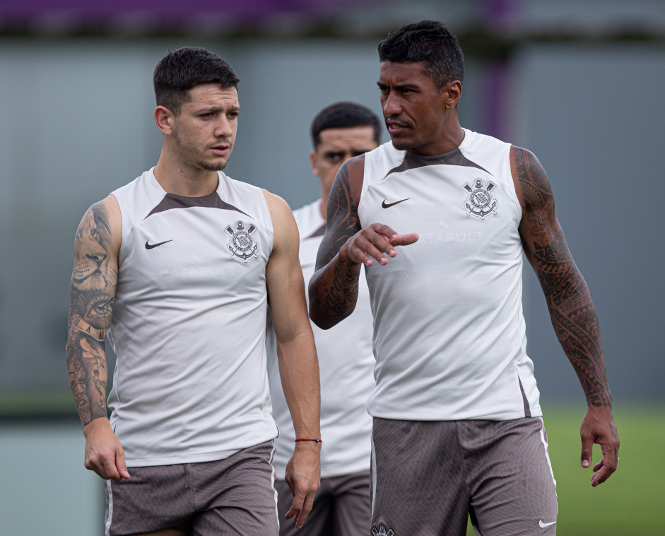 Paulinho e Rodrigo Garro conversando durante treino no centro de treinamentos