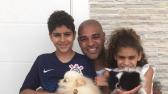 Adriano posa com os filhos e flamenguistas reclamam de camisa do Corinthians