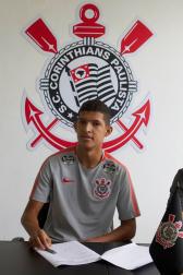 Atacante Matheus Matias assina contrato com o Corinthians | corinthians | Globoesporte