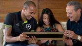 Deficiente visual, filha de Roger ganha surpresa e sente gol do pai: 