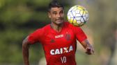 Ederson, do Flamengo, tem leso ssea e para por cerca de um ms aps tesoura de jogador do...