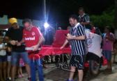Torcedor do Inter perde aposta e puxa carro�a 