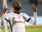 Corinthians e Flamengo brigam pela contratao de Vagner Love, afirma jornal turco