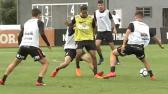 No Corinthians, Pedrinho toma carrinho por trs e deixa o treino - ESPN Video