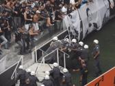 Torcida Organizada do Corinthians briga com policiais no clssico contra o Palmeiras - 720p (HD) -...