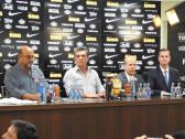 Corinthians oficializa BMG, diz que mais reforos podero chegar e aponta valor como...