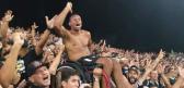 Corinthians: Cadeirante ganhar rampa aps ajuda de torcedores e at Carille