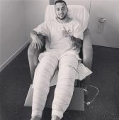 Ex-Corinthians, Maycon posta foto com as duas pernas enfaixadas aps cirurgia no joelho esquerdo |...