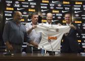 Parceria do Corinthians com banco tem abertura t�mida de contas