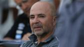 Sampaoli e Thiago Nunes discutem ao fim do jogo e t�m de ser contidos