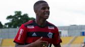 Joia de R$ 200 milhes do Flamengo anota golao em treinamento. Assista ao vdeo