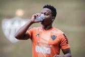 Atltico-MG e Cazares negociam termos, mas jogador est liberado para acertar com o Corinthians |...