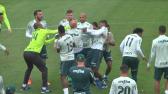 Rger Guedes perde aposta e leva trote pesado em treino do Palmeiras - YouTube