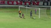 Torcedor do Santa Cruz invade campo para 