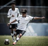 Conhea o meia nascido no Japo que assinou primeiro contrato profissional com o Corinthians |...