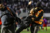 Vdeo mostra torcedor do Santos agredindo jogador do Unin La Calera | santos | ge