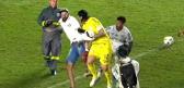 Torcedores do Santos invadem campo e agridem goleiro C�ssio; veja o momento - 13/07/2022 - UOL...