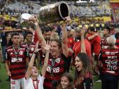 Filipe Lu�s aceita redu��o salarial e encaminha renova��o com o Flamengo por mais um ano |...