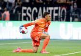 Goleiro do Corinthians leva crian�as que vendiam balas em sinal para fazer compras em shopping