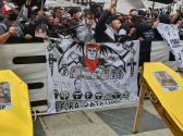 Um dos alvos do protesto no Corinthians, Augusto Mello marca presen�a e aprova cobran�a