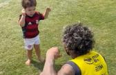 Filho de Everton Ribeiro brinca com Gabigol no CT do Flamengo e rouba cena novamente - Flamengo -...