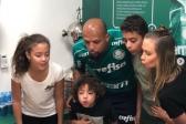 Palmeiras: Aniversariante, Felipe Melo recebe mulher e filhos no CT