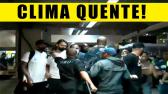 CLIMA QUENTE! Elenco do #CORINTHIANS  agredido por torcedores na chegada ao Aeroporto - YouTube