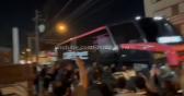 Torcida do Corinthians protesta na chegada do time em Santos e delega��o retorna para S�o Paulo -...