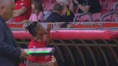Dalbert sai vaiado pela torcida do Inter, pede mais e discute com colorados; veja o v�deo |...