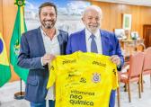 Duilio Monteiro Alves se encontra com Lula em Bras�lia e o presenteia com camisa do Corinthians
