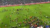 Torcida do Trabzonspor invade campo e briga com atletas do Fenerbahe | futebol internacional | ge