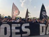 Torcedores protestam em frente ao CT do Corinthians; Andrs Sanchez, Luan e at Cssio so...