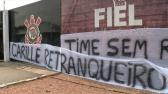 Torcida do Corinthians protesta na porta do CT, chama F�bio Carille de retranqueiro e diz: 